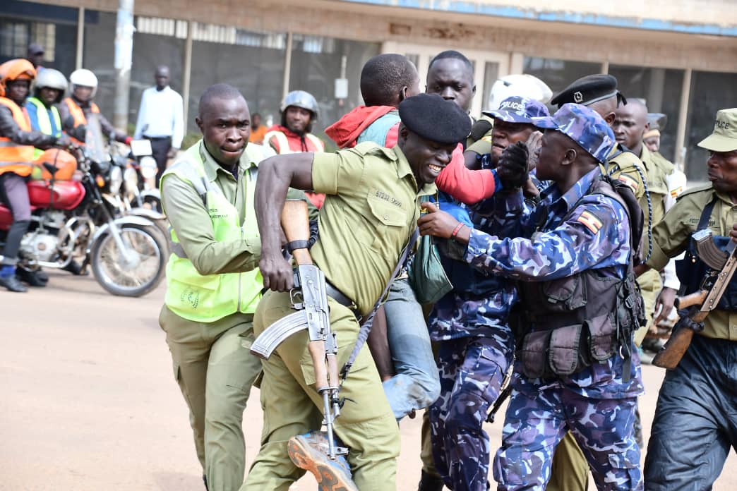 DailyMonitor's tweet photo. Police use tear gas and pepper spray to disperse a group of boda boda riders who had blocked Jinja road traffic lights as they protested the death of their colleague who was crashed by a truck as he reportedly tried to flee from police and KCCA enforcement officers who were running after him. #MonitorUpdates 
📸@abubakerlubowa