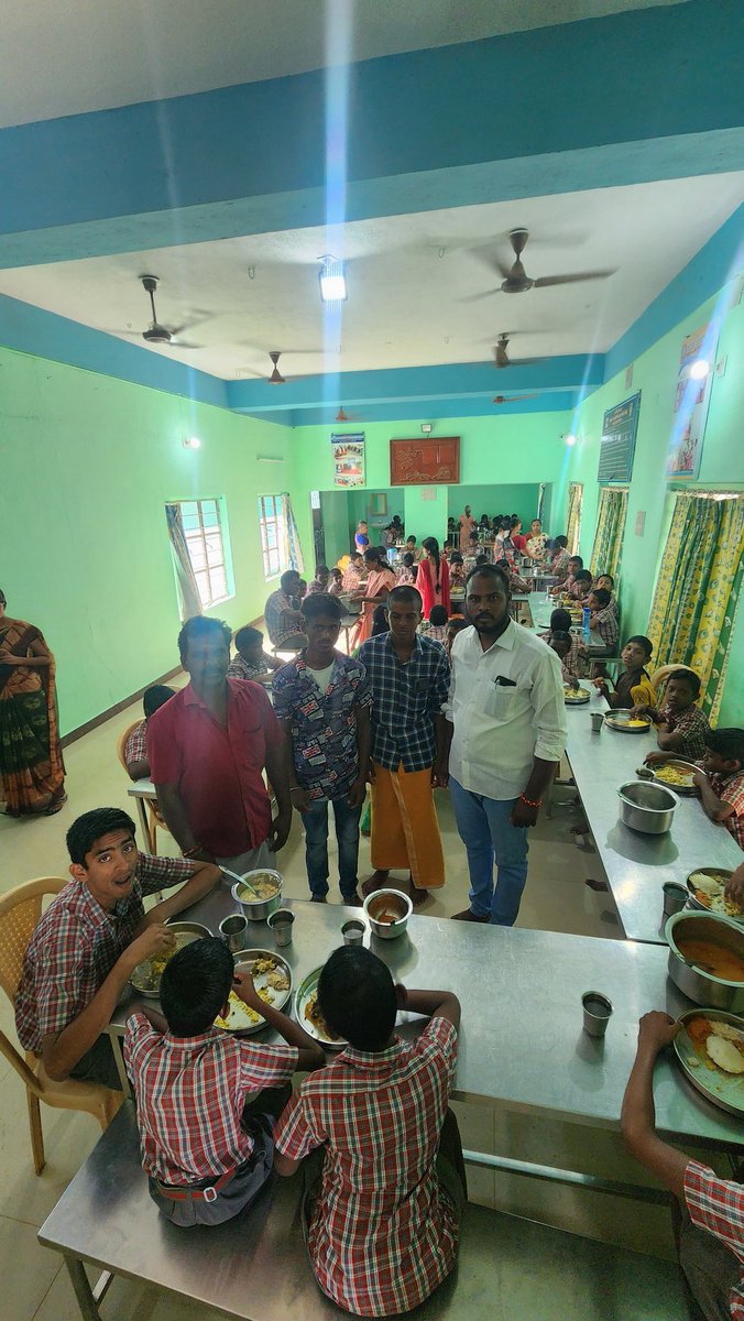 veilmut71878103's tweet photo. சிவகாசி-யின் செல்லப்பிள்ளை பாசத்திற்குறிய அண்ணன் கெளதம் கார்த்திக் அவர்களின் பிறந்தநாளில் சிவகாசி மாநகர கெளதம் கார்த்திக் ரசிகர் மன்றம் சார்பாக எல்வின் அறிவுசார் குறைவுடையோர் பள்ளியில் உள்ள 160 குழந்தைகளுக்கு காலை உணவு வழங்கிணோம்🙏 
@Gautham_Karthik
#Gauthamkarthikbdaycdp https://t.co/YOEE2emg1d