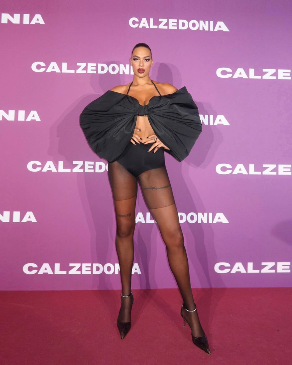 amazonsofoz's tweet photo. Too much to handle? 203cm (6'8") Liz Cambage from Australia π¦πΊ #TallWomen #TallGirls #TallGirlsClub #TallGirlsRock #TallModels #LongestLegs #LongLegs #Glamazons #MilanFashionWeek https://t.co/GmnHSrpHMa