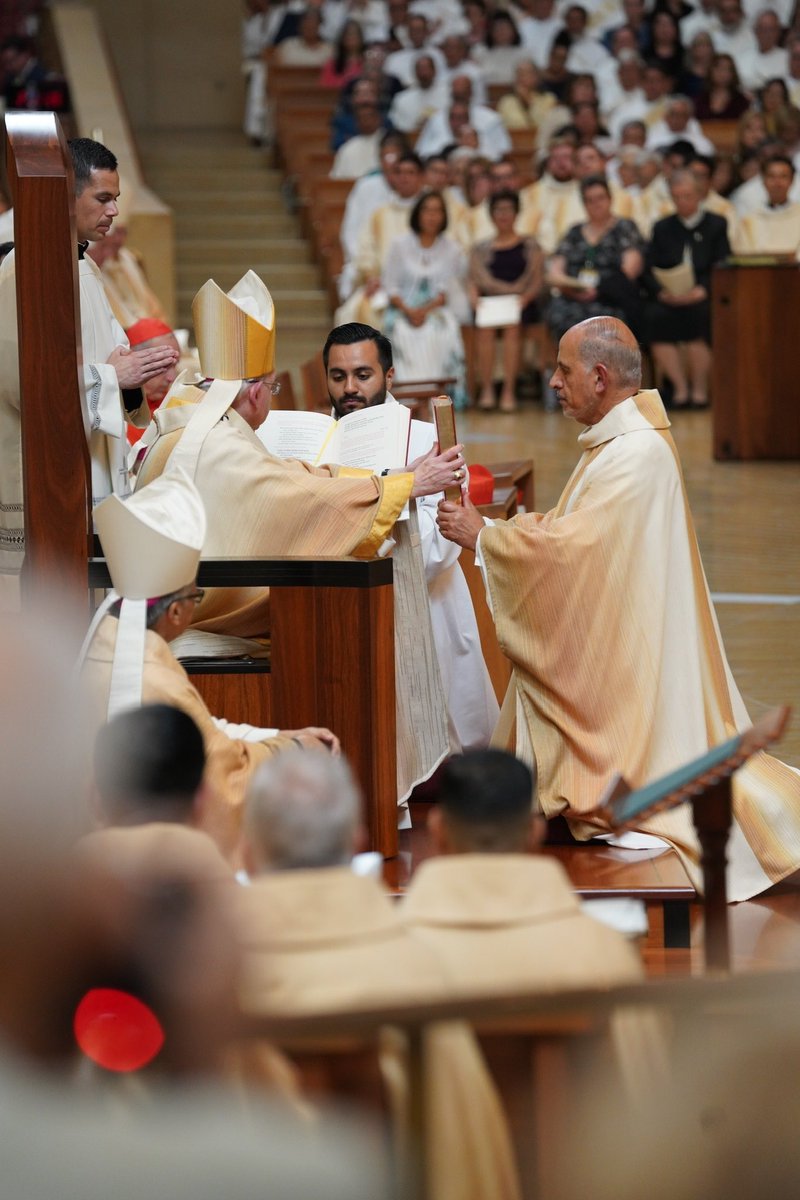 AngelusNews's tweet photo. “Receive the Gospels, and preach the Word of God with all patience and sound teaching.”

#NewLABishops
@lacatholics https://t.co/VRnu6W5qLE