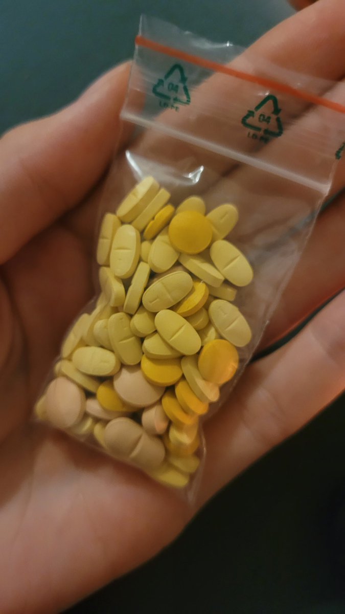 Amber_oid's tweet photo. It feels like flying
but maybe we're dying.
I injected myself with some medication (IT'S FAKE AND A JOKE) obviously not (: https://t.co/HQQRxjZhzU