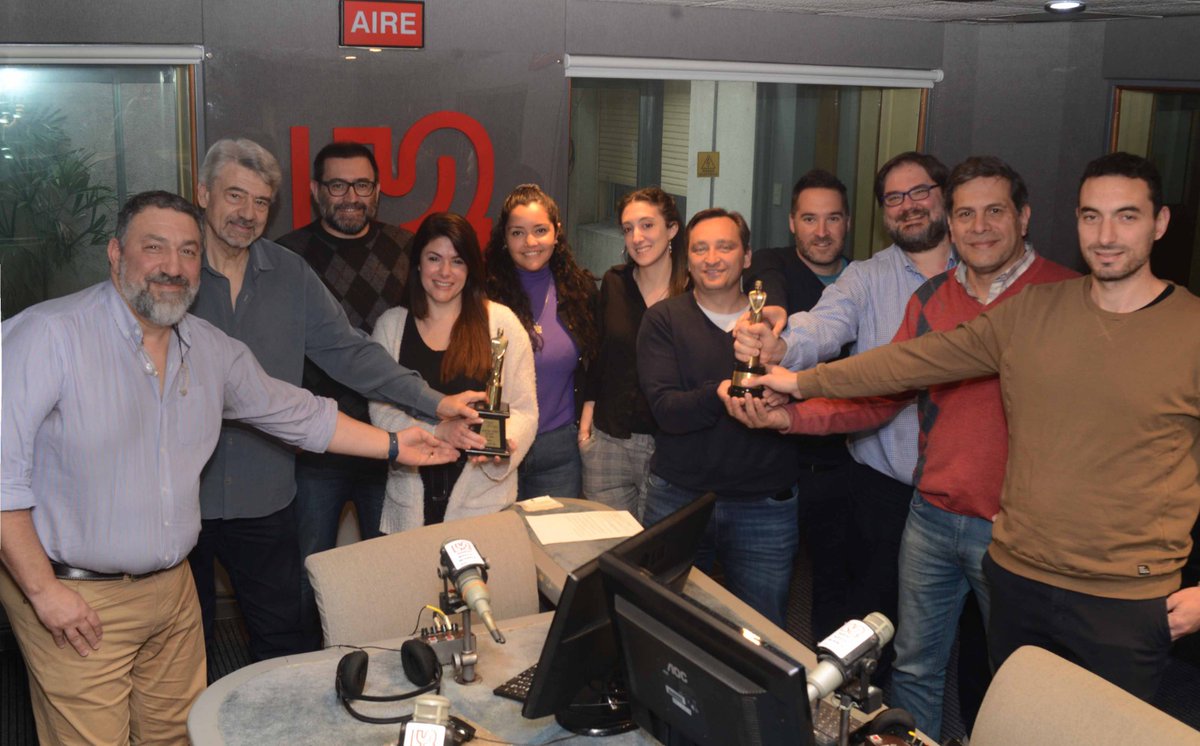 La foto grupal del equipo de Panorama con cada Martín Fierro. El de mejor informativo del país y el de ORO. Crédito: <a href="/Rodrigo42garcia/">Rodrigo Garcia</a>
#MartinFierroFederal
<a href="/Radio_lu2/">LU2 Radio Bahía Blanca</a>