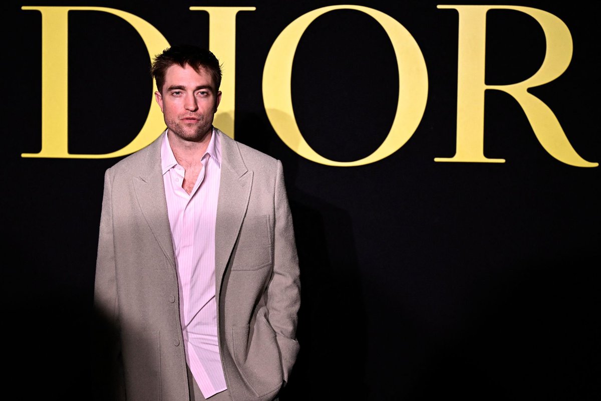 Zone15Zone's tweet photo. #RobertPattinson presente en el evento de #DiorSS24 de París 🗼
"Más Bruce Wayne no podría verse" 😱
#FreakyZoneNews #Cine
#celebritys #Batman https://t.co/E6CDsarVNJ
