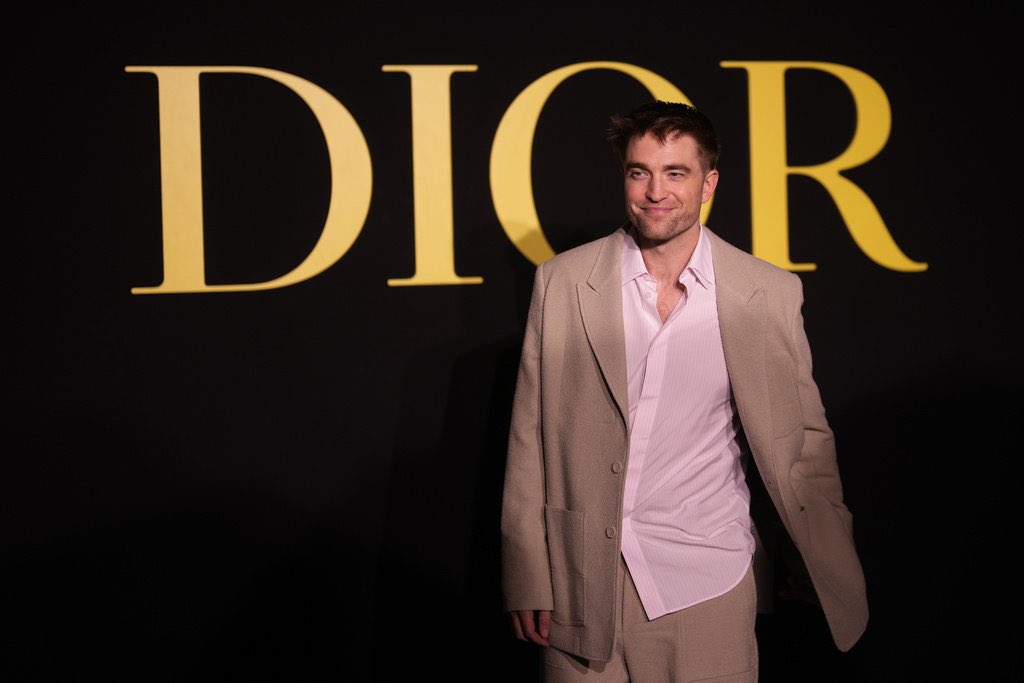 Zone15Zone's tweet photo. #RobertPattinson presente en el evento de #DiorSS24 de París 🗼
"Más Bruce Wayne no podría verse" 😱
#FreakyZoneNews #Cine
#celebritys #Batman https://t.co/E6CDsarVNJ