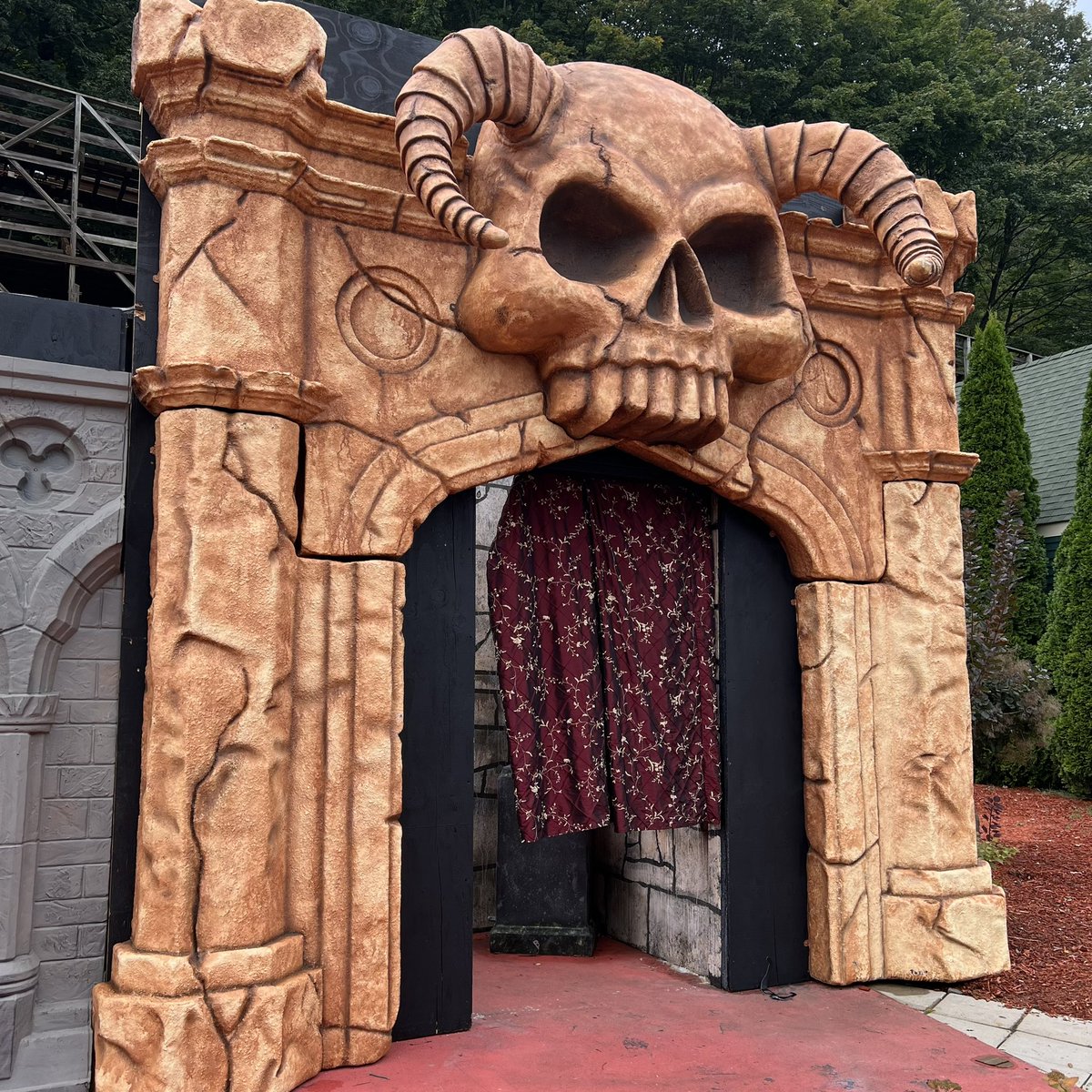 Lake Compounce tweet media