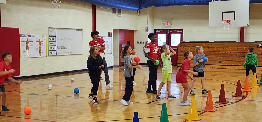 Coach Leonard and some of his CHS football players came to open the car doors at dismissal today!  They also hung out and played Ghosts and Goblins with our Wildcats!  Go Cougars!🐾🏈 #todayincomal <a href="/Canyon_Football/">NB Canyon Cougar Football</a> <a href="/canyonhscougars/">Canyon HS</a>