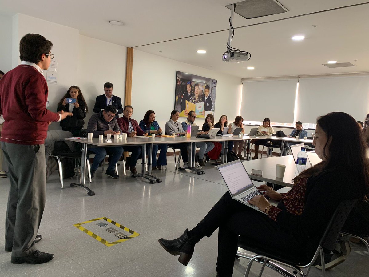 TamaraPaolAH's tweet image. Hoy con la comisión de educación de la Red Distrital de Personeros Estudiantiles.  Participan personeros de Bogotá, la Personería Distrital y la Secretaría de Educación. La participación incidente es central en la construcción de paz #RedesPaz 

@Deidamiapiensa @Educacionbogota