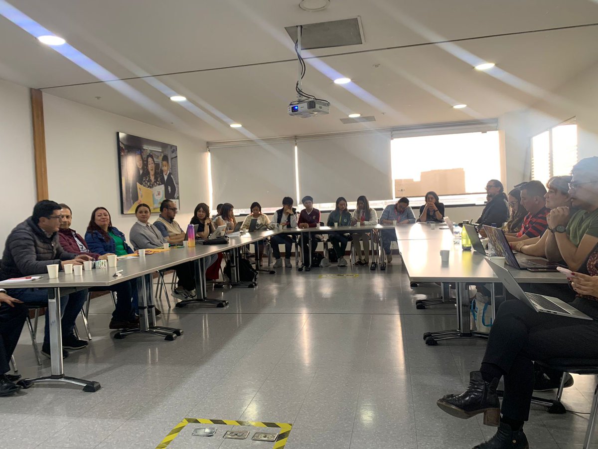 TamaraPaolAH's tweet image. Hoy con la comisión de educación de la Red Distrital de Personeros Estudiantiles.  Participan personeros de Bogotá, la Personería Distrital y la Secretaría de Educación. La participación incidente es central en la construcción de paz #RedesPaz 

@Deidamiapiensa @Educacionbogota