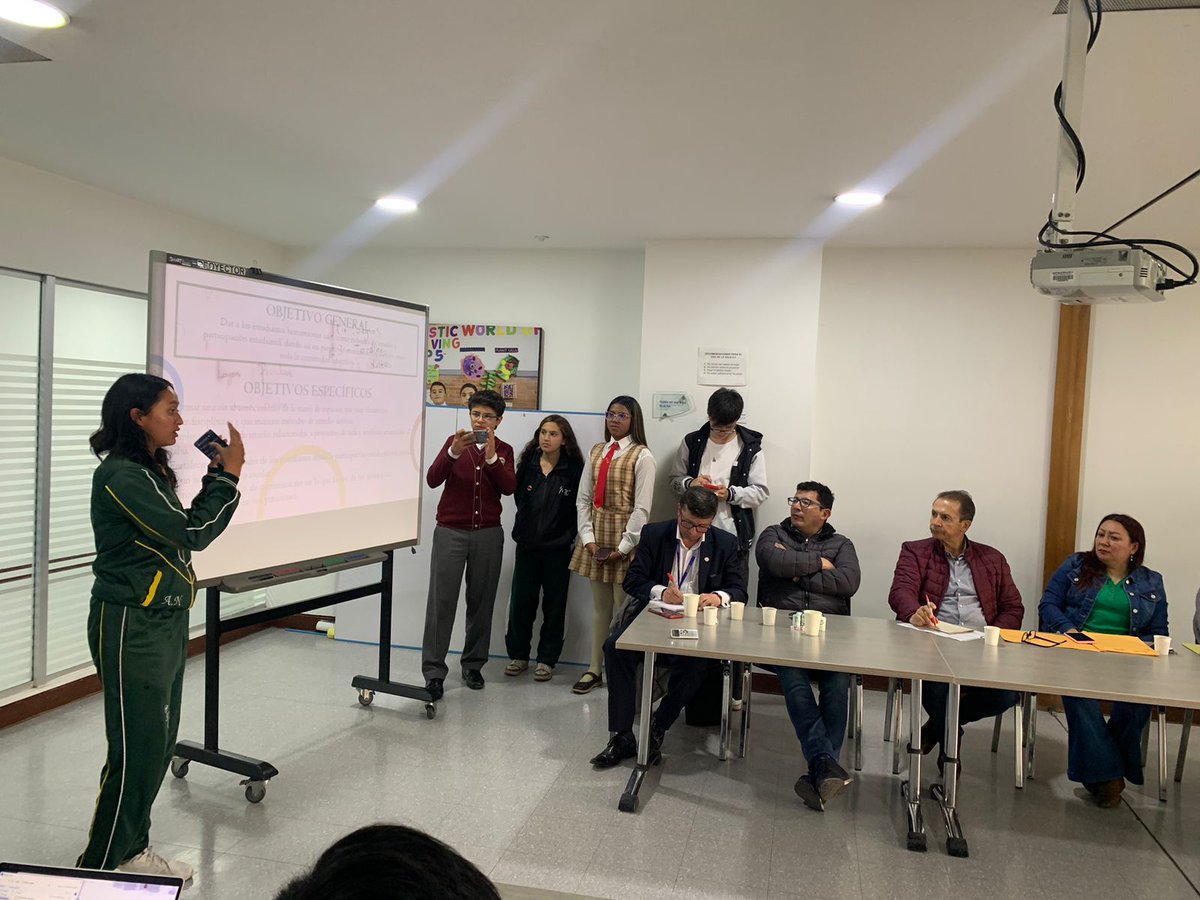 TamaraPaolAH's tweet image. Hoy con la comisión de educación de la Red Distrital de Personeros Estudiantiles.  Participan personeros de Bogotá, la Personería Distrital y la Secretaría de Educación. La participación incidente es central en la construcción de paz #RedesPaz 

@Deidamiapiensa @Educacionbogota