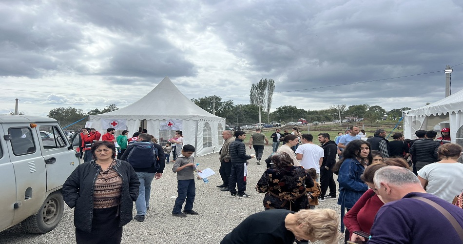 Political_Up's tweet image. Dozens of people have been killed and hundreds of others wounded in a #FuelDepot explosion and fire in #NagornoKarabah amid an exodus of ethnic Armenians from the region following a lightning military offensive by #Azerbaijan.

#PoliticalUprising