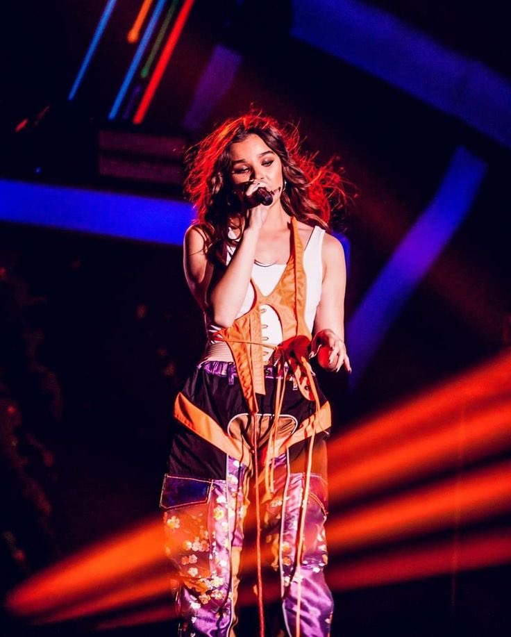 unamexicanx's tweet photo. oh how much i miss hailee steinfeld singer https://t.co/Q25zIWp3Dh