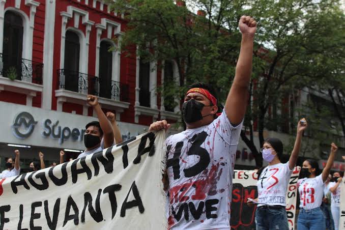 Como desde hace nueve años: #NosFaltan43 #Ayotzinapa9Años