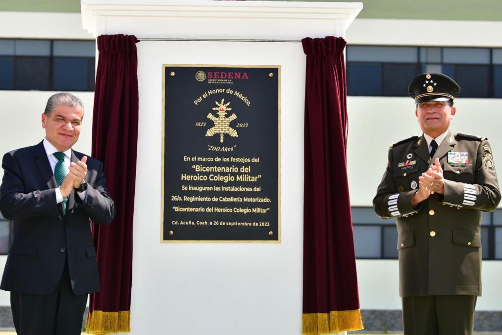 En #Acuña, junto al Secretario de la Defensa Nacional, el General Luis Crescencio Sandoval González, inauguramos las instalaciones del 26º Regimiento de Caballería Motorizado. (1/3)
