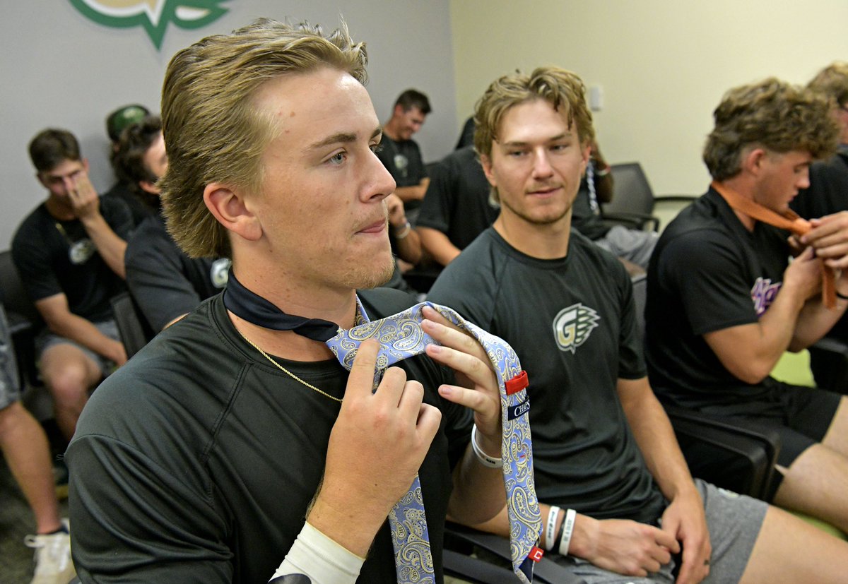 GGC_Baseball's tweet photo. 🧰 TOOLBOX TUESDAY 🧰 

Weddings, job interviews, headshots…

HOW TO TIE OUR OWN TIE

• Importance of knot choice/tie length
• Simple routines win
• YouTube University is undefeated

Awesome time prepping our guys to dominate the tie game… Pocket squares next!

#GrizGangGGC https://t.co/x7gFxB6vFs