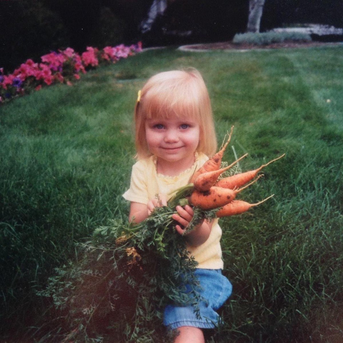Wrapping up our new member intros is...Alexa Ballard, our newest mezzo-soprano! ✨
She's so excited to be part of Noteworthy! She's in the MPA program &amp; from Riverton, UT. She loves to hike, camp &amp; travel. Her favorite thing is helping people know their Savior through music! 🤍
