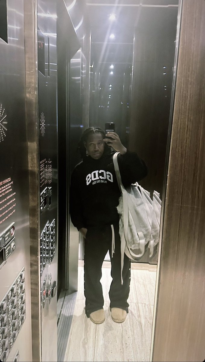 1laila___'s tweet photo. me whenever I see a mirror: https://t.co/5rzBiGeHff