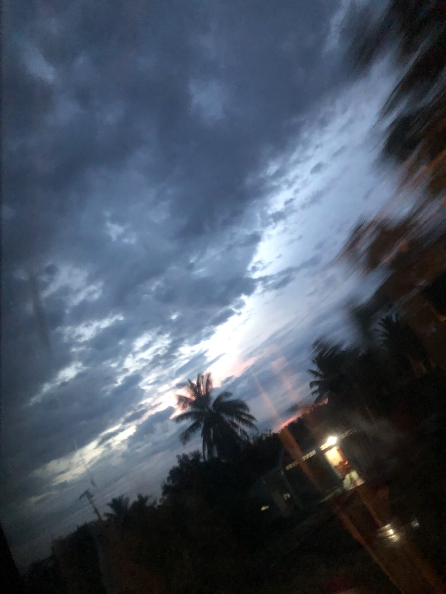 Evil328870's tweet photo. Ngày hôm ấy em đi trong mưa thế nhưng lại quên tim không khóa cửa
Để cho mưa lân la hỏi thăm, lẻn vào trộm đi khế ước trăm năm
Ngày em đi theo cơn mưa ngâu, bầy chim lạc cánh khóc hoảng tìm nhau
Ai đong ai đếm hết bao giọt sầu? https://t.co/tGnItQcInh