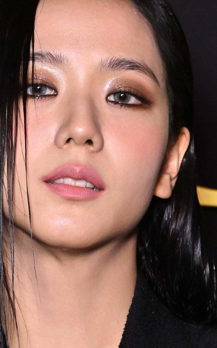 I'm looking respectfully I swear 

DIOR SHOW WITH JISOO
#JISOOxDiorPFW
#JISOOatDiorSS24