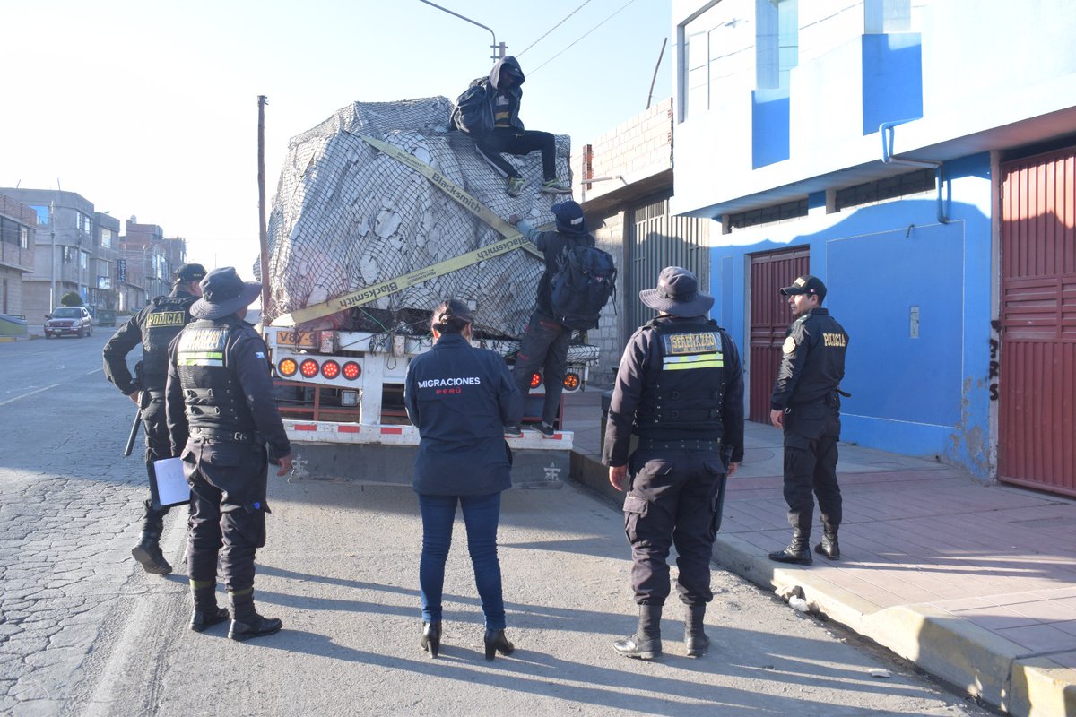 MigracionesPe's tweet photo. Durante un operativo de verificación y fiscalización migratoria realizado por #MigracionesPerú, la @PoliciaPeru, y la municipalidad provincial de El Collao, en Ilave, #Puno, dos extranjeros de nacionalidad colombiana fueron intervenidos mientras viajaban en un vehiculo de carga. https://t.co/8yPvs2ExJo