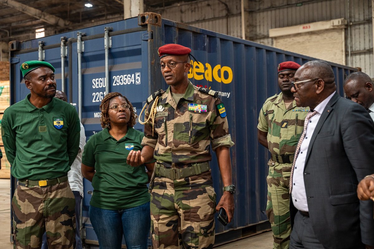 Le ministre des Eaux et Forêts, le Colonel Maurice Ntossui Allogo, s’est rendu tour à tour à la brigade des Eaux et forêts, à la Zone d’Investissement Spéciale de NKOK, au site unique d’empotage des bois d’Owendo, et à la direction provinciale des Eaux et Forêts de l'Estuaire.