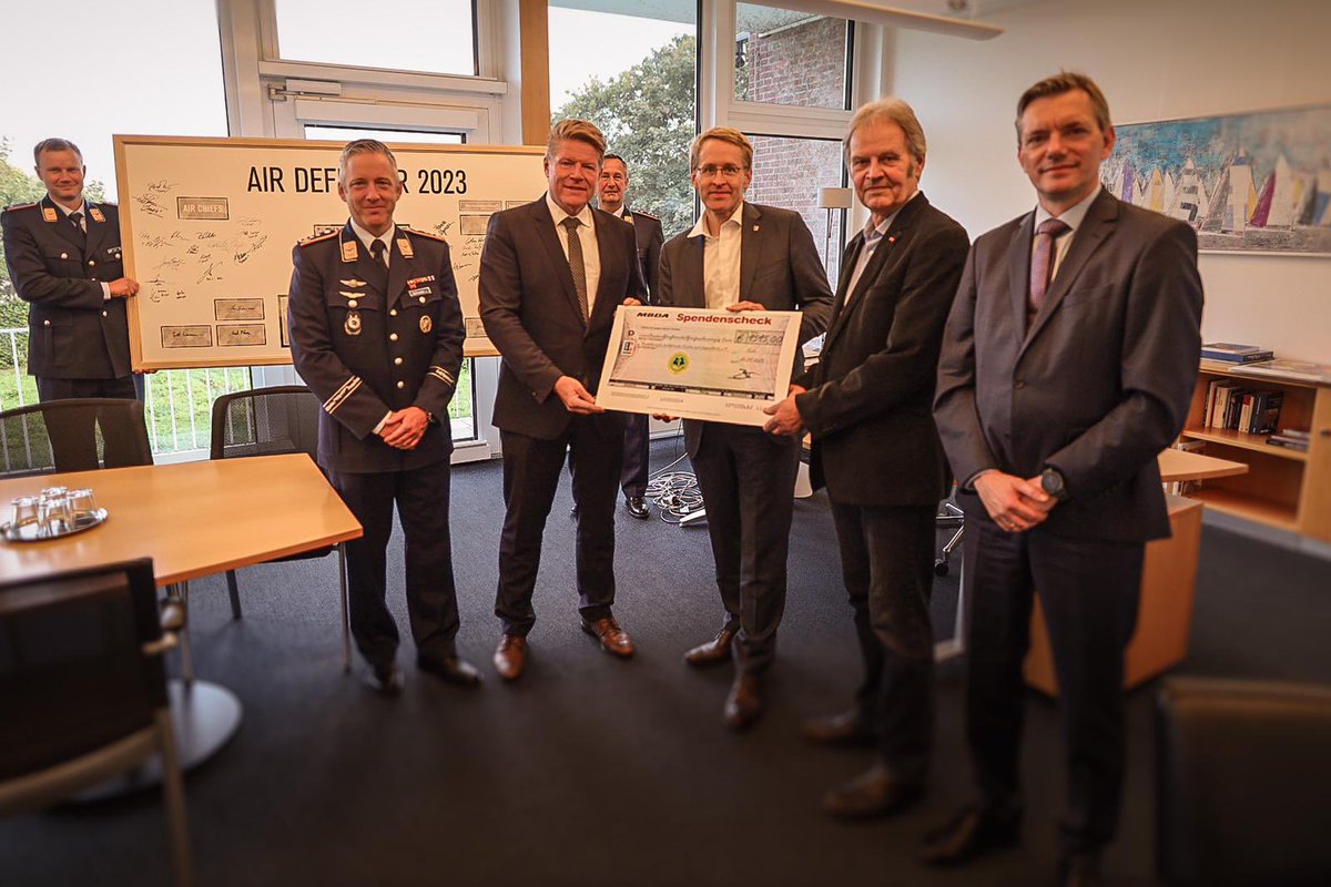 Ihr erinnert Euch? Bei #AirDefender23 haben viele Grosskopferte und andere unser Charity Board beim #TLG51I mit Ihren Unterschriften versehen. Heute wurde der Erlös der Versteigerung (9595€) an den Förderkreis krebskranke Kinder Kiel  übergeben. Mit dabei auch Daniel Günther MP