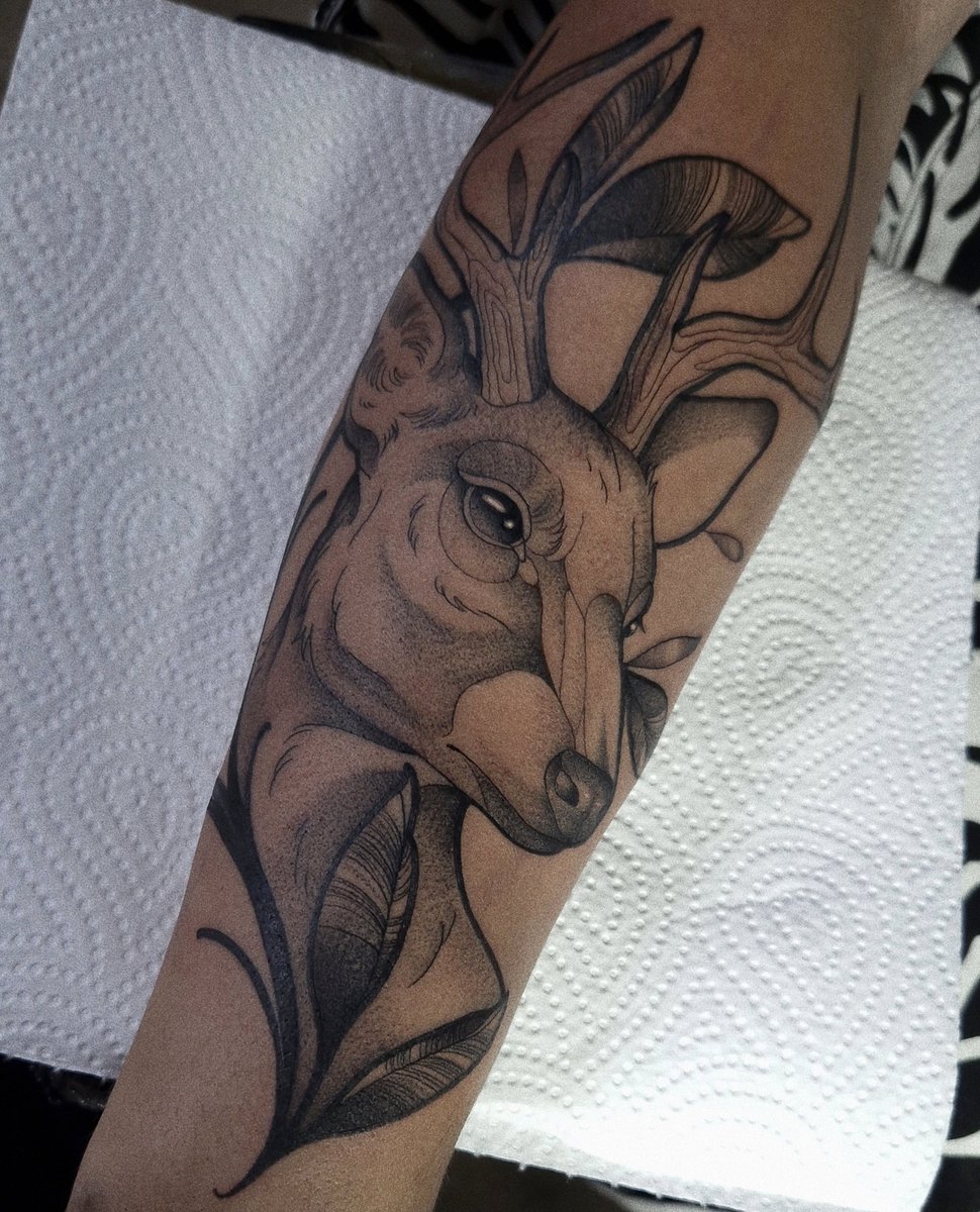_elvee_'s tweet photo. Je poste jamais ce que je fais ici surtout dans le tattoo du coup letsgo voilà c'est un petit cerf https://t.co/uQgipGyUjq
