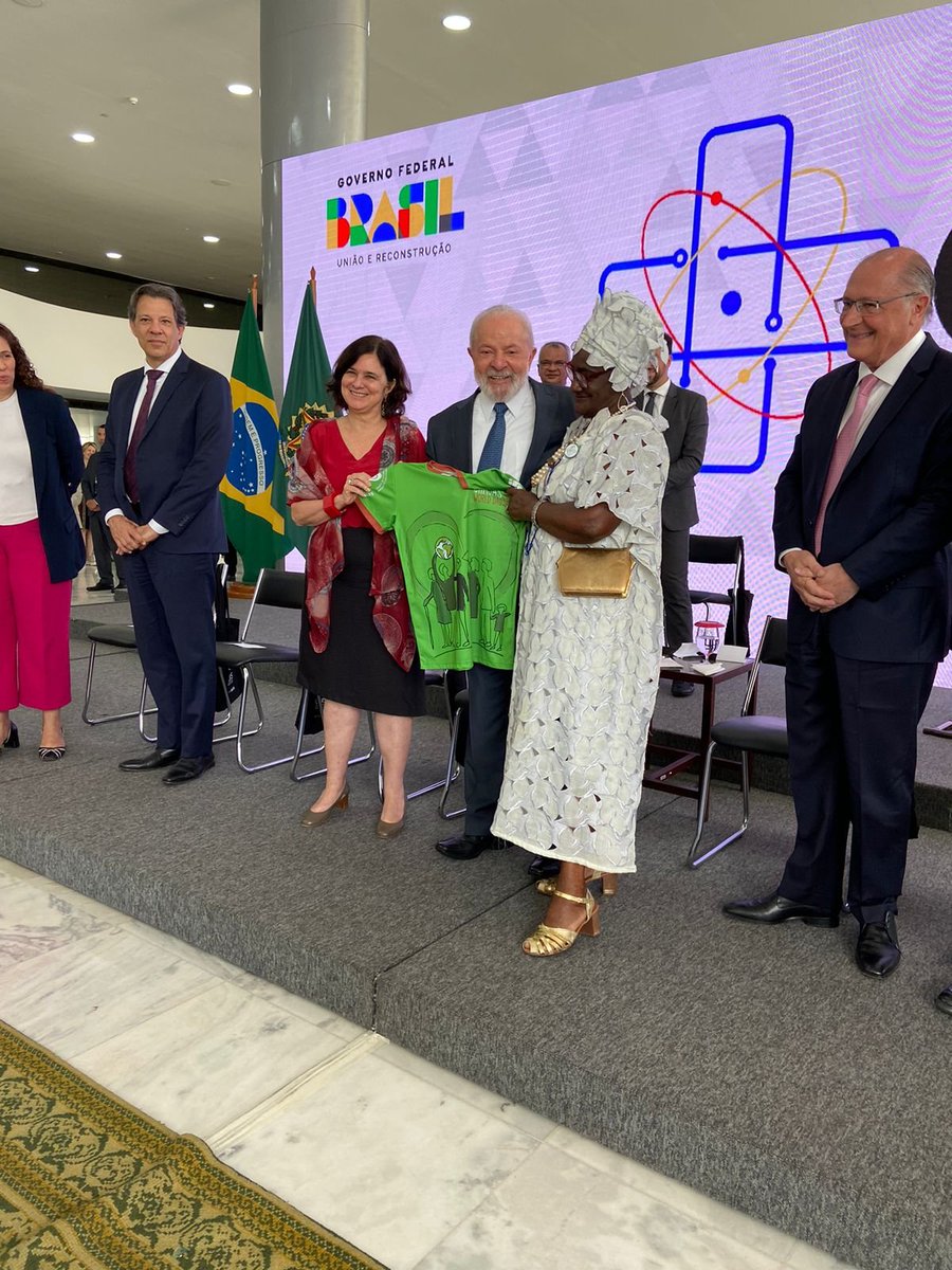 O presidente <a href="/LulaOficial/">Lula</a> e a ministra <a href="/nisia_trindade/">Nísia Trindade Lima</a> uniram-se à Amélia, presidente da Associação de Chagas da Bahia, e 'vestiram' a camisa contra #Chagas no lançamento da estratégia para saúde comandada pelo <a href="/minsaude/">Ministério da Saúde 🩵</a> e <a href="/MDICoficial/">MDIC</a>.  

#IWearTheTShirt 
#PonteLaCamiseta