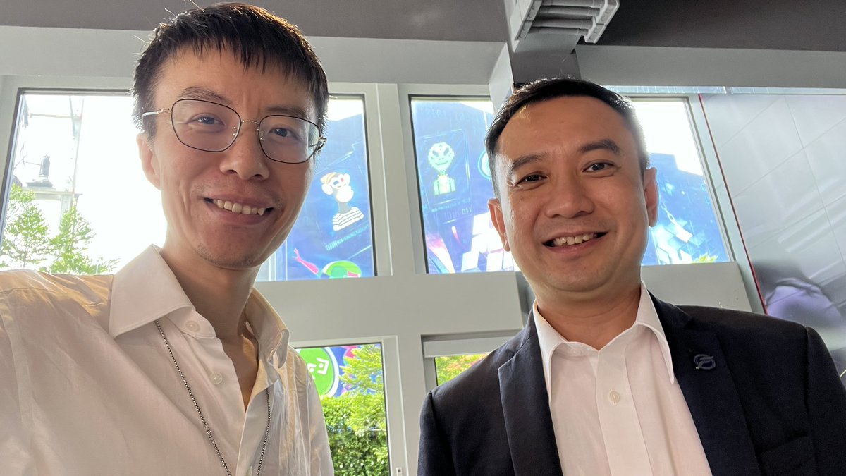 Had a great day with the architect of the building! 

He draw those graffitis!