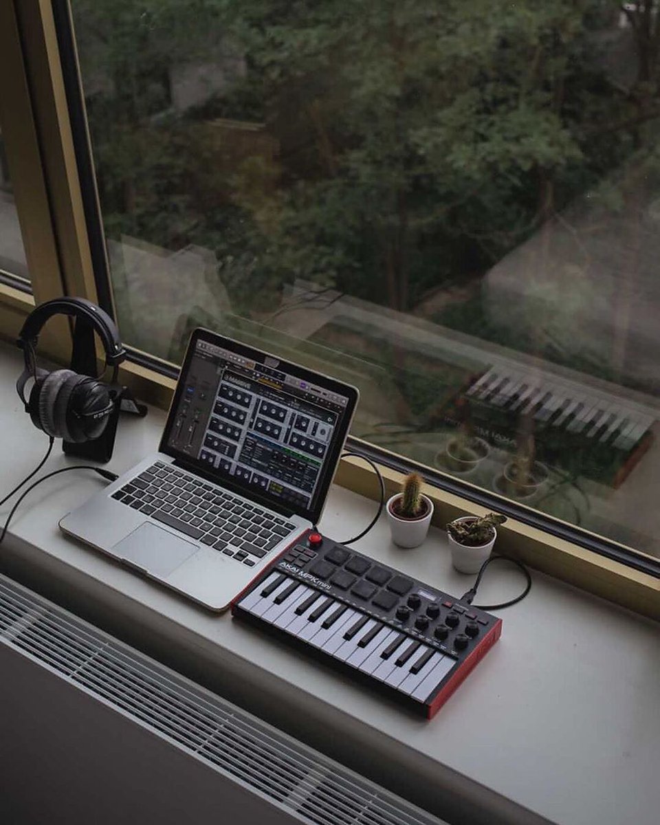 timber_jordan's tweet image. Drowning out the world with my favorite songs! 🎵🌊 #MusicEscape