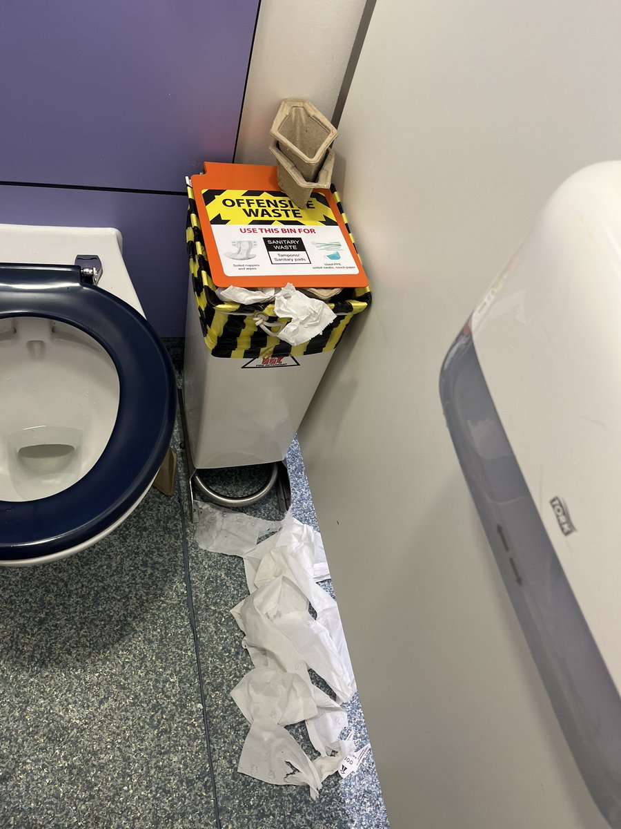 MissSpirit's tweet image. State of NHS @MayorofLondon and you’re worried about charging £12.50 for #ULEZ when it makes no difference #nhs @NHSMillion #cleaning #clean #rubbish