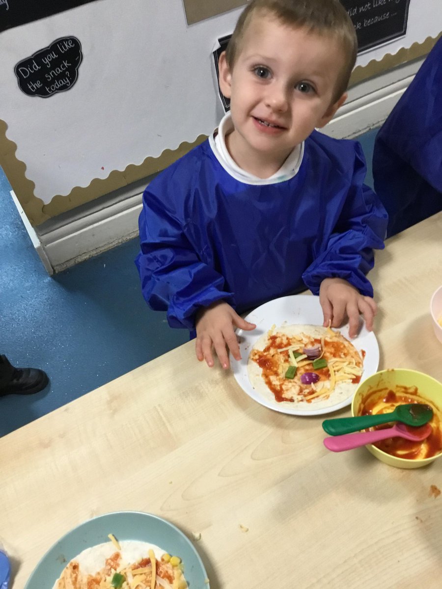 misswilsonhb's tweet photo. We’ve had a fantastic day making our pizza portraits. It was lovely to hear the children using lots of our keywords while adding veggies to their pizzas @HartleyBrookPri @hb_misssimpson https://t.co/PZqzJzKB3u