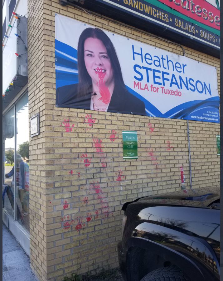 TGCTS's tweet image. EXCLUSIVE: ActionLine.ca has the first look at the damage to the constituency office of @HStefansonMB this morning as relatives and supporters of murdered indigenous women demanded a $184M landfill dig be undertaken
actionline.ca/2023/09/premie…
@mbelxn #mbelxn23