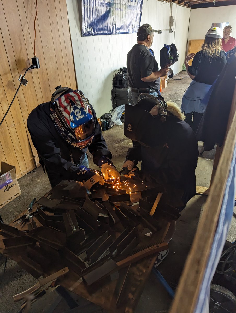 Had a great day at <a href="/GLOWWYH/">GLOW With Your Hands</a> with @BataviaBHS <a href="/BataviaCSD/">Batavia City School District</a> <a href="/BataviaMiddle/">Batavia Middle School</a>. Students got to do hands-on career exploration in Agriculture, Manufacturing, Food Production, and the Skilled Trades. Thanks to all of the sponsors and volunteers!
CC: @NationalGridNY <a href="/MonroeCC/">Monroe Community College</a>  1/🧵