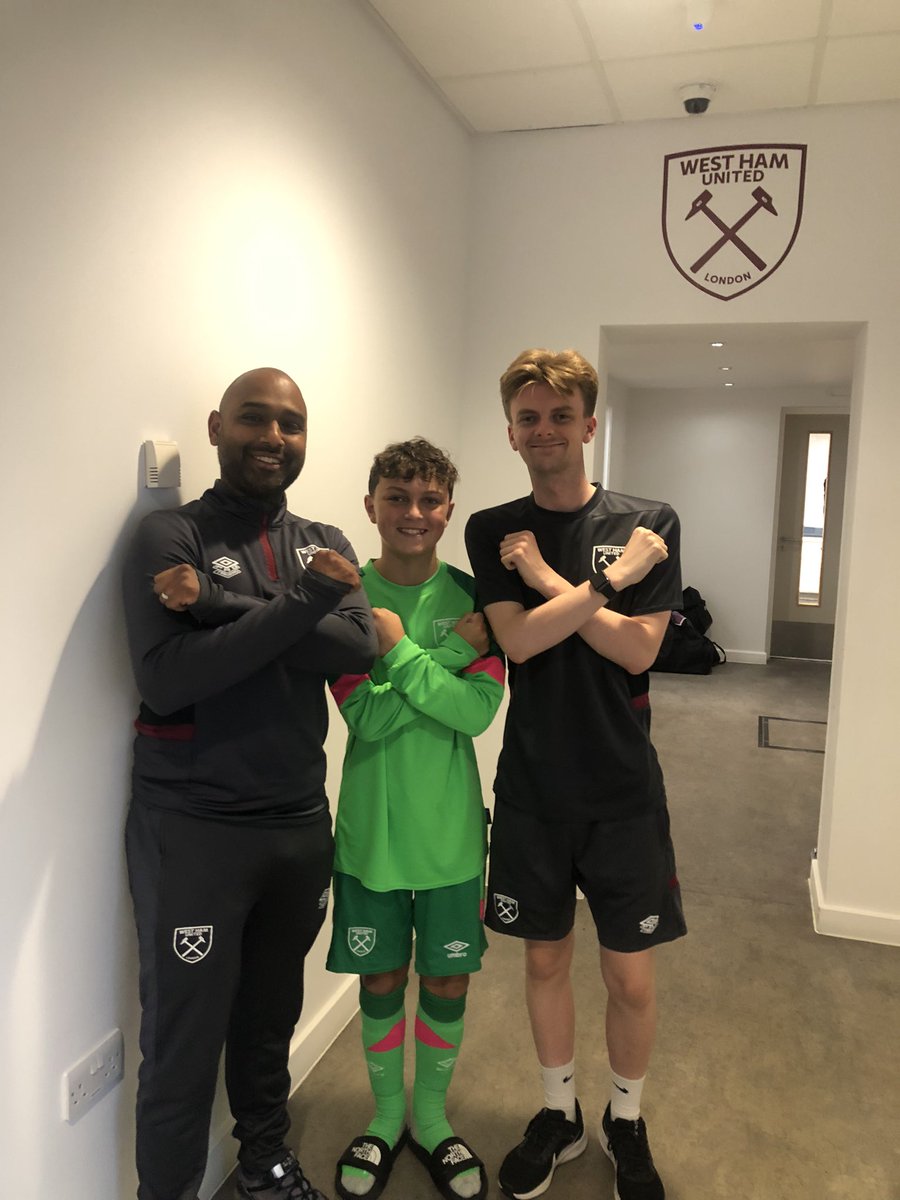 Our super hero having his yearly squad photos before surgery No2 💪🎗️👊
Doesn’t Our boy look good just look at that smile ⚒️💙⚒️💪🎗️💛👊