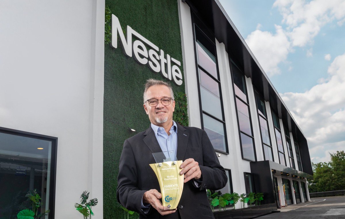 GTespectaculos's tweet photo. Nestlé, fue reconocida durante la celebración del XVIII Congreso Industrial en Guatemala por sus acciones en beneficio de una mejor gestión de residuos en el país, y se hizo acreedora del Premio Industrial en la categoría “Ambiente”, por su estrategia de Empaques Sostenibles. https://t.co/MecqvqOH4s