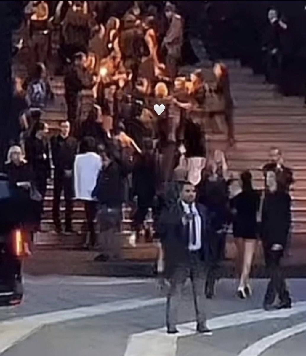 rosieepark211's tweet photo. the queen has arrived

ROSÉ AT YSL PFW24
#ROSÉxSaintLaurent @YSL https://t.co/62hjzzHeNn
