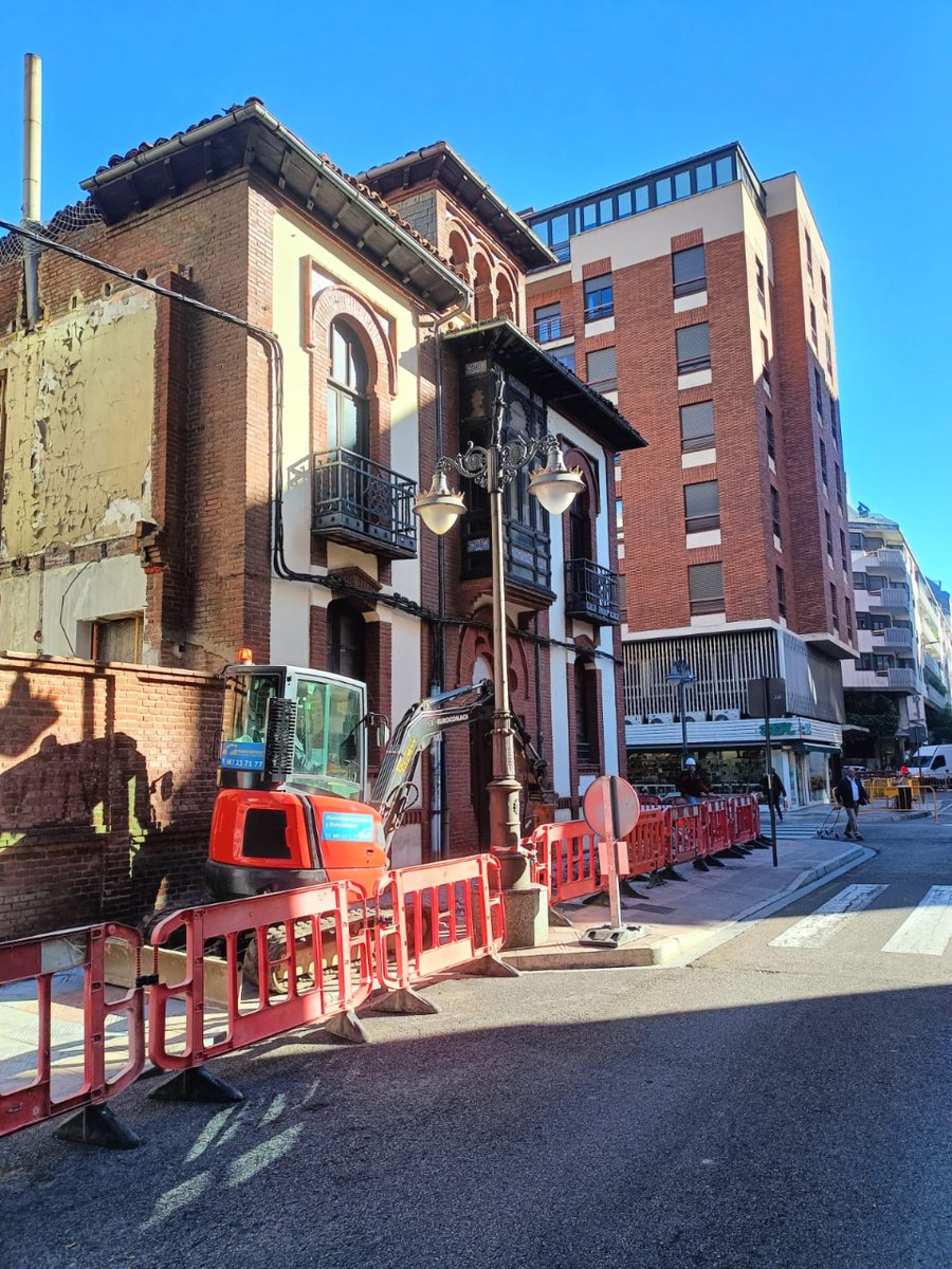 Nueva obra en León!!
Edificio mítico en la ciudad !!
Trabajamos para aconstruir
#excavaciones  #derribos  #excavacionesmancenido