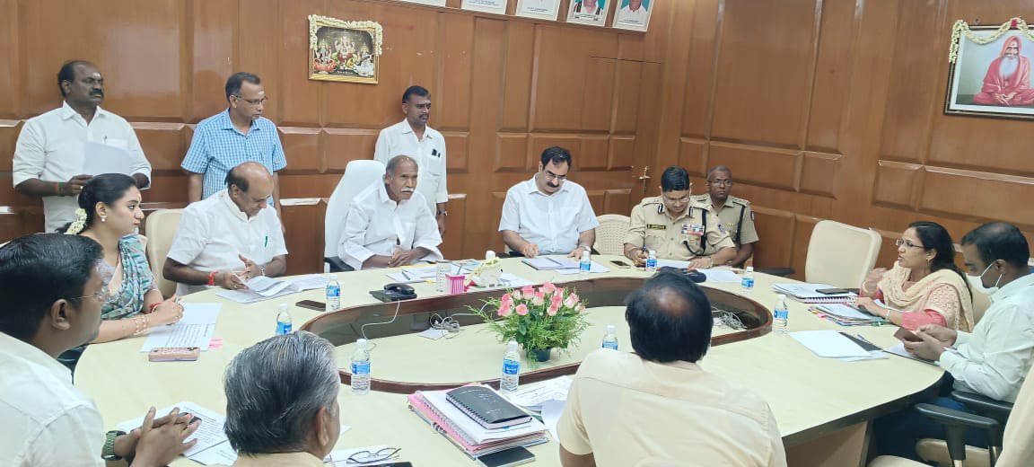 vakillakshmi's tweet image. *இழப்பில்லா இனிய பயணம்*
#SafeRoad
#Savelives 
6-வது சாலைப் பாதுகாப்புக் குழுக் கூட்டம் மாண்புமிகு @utofpuducherry முதலமைச்சர் திரு.N.ரங்கசாமி அவர்களின் தலைமையில்  மாண்புமிகு போக்குவரத்து அமைச்சர் @SPriyanga_offl மற்றும் அரசு அதிகாரிகள் பங்கேற்றனர்.

@utofpuducherry