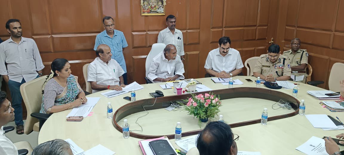 vakillakshmi's tweet image. *இழப்பில்லா இனிய பயணம்*
#SafeRoad
#Savelives 
6-வது சாலைப் பாதுகாப்புக் குழுக் கூட்டம் மாண்புமிகு @utofpuducherry முதலமைச்சர் திரு.N.ரங்கசாமி அவர்களின் தலைமையில்  மாண்புமிகு போக்குவரத்து அமைச்சர் @SPriyanga_offl மற்றும் அரசு அதிகாரிகள் பங்கேற்றனர்.

@utofpuducherry