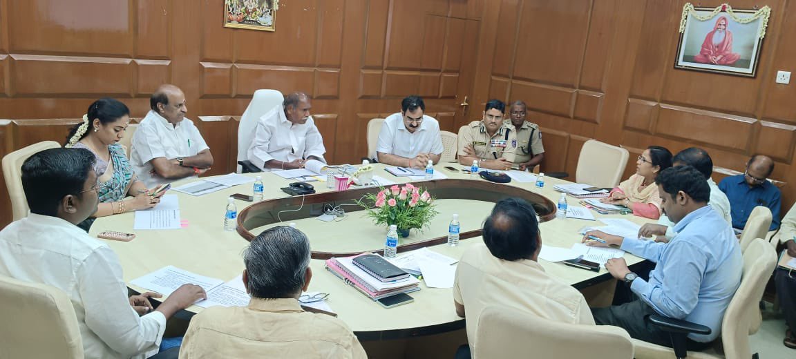 vakillakshmi's tweet image. *இழப்பில்லா இனிய பயணம்*
#SafeRoad
#Savelives 
6-வது சாலைப் பாதுகாப்புக் குழுக் கூட்டம் மாண்புமிகு @utofpuducherry முதலமைச்சர் திரு.N.ரங்கசாமி அவர்களின் தலைமையில்  மாண்புமிகு போக்குவரத்து அமைச்சர் @SPriyanga_offl மற்றும் அரசு அதிகாரிகள் பங்கேற்றனர்.

@utofpuducherry