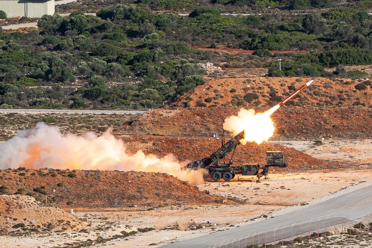 DGLC_KL's tweet photo. Missile Away!🚀 De eerste serie raketten op Kreta zijn afgevuurd. Een mix van Duitse en Nederlandse raketten werden vanaf de Nederlandse lanceerinrichtingen afgevuurd. Op naar de volgende reeks!
#PATRIOT #Luchtverdediging #NAMFI #AirDefence #WeAreNato #NATO #Luchtmacht https://t.co/yVg3UKcHa3