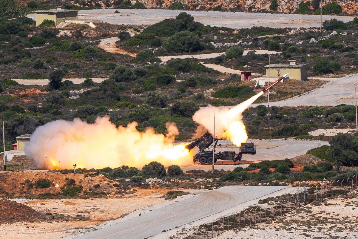 DGLC_KL's tweet photo. Missile Away!🚀 De eerste serie raketten op Kreta zijn afgevuurd. Een mix van Duitse en Nederlandse raketten werden vanaf de Nederlandse lanceerinrichtingen afgevuurd. Op naar de volgende reeks!
#PATRIOT #Luchtverdediging #NAMFI #AirDefence #WeAreNato #NATO #Luchtmacht https://t.co/yVg3UKcHa3