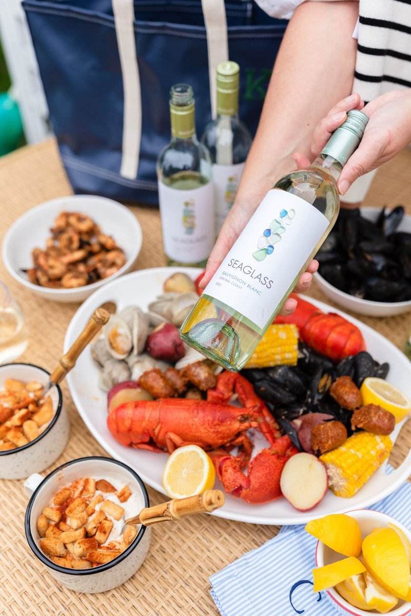 🦞 Whether you're indulging in a lobster roll by the beach or hosting a decadent lobster bake, make a perfect pairing with SEAGLASS Sauvignon Blanc.

Photo: instagram.com/kristynewengla… #SauvignonBlanc