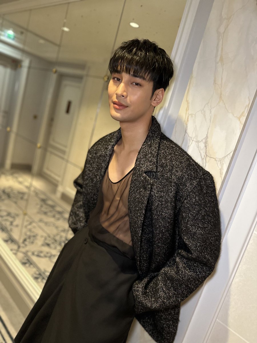 ElleMenThailand's tweet photo. เก็บตกลุคร่วมชมแฟชั่นโชว์ @Dior Spring/Summer 2024 Womenswear ของหนุ่ม @Nnattawin1 โดยอาโปมาในลุคจากคอลเล็กชั่น Fall/Winter 2023 Menswear พูดเลยว่าลุคนี้อาโปหล่อสุดๆ ! 

#ELLEMENreports
#DIORSS24xMileApo 
#MileApo #MilePhakphum #Nnattawin https://t.co/Jz13I44v7j