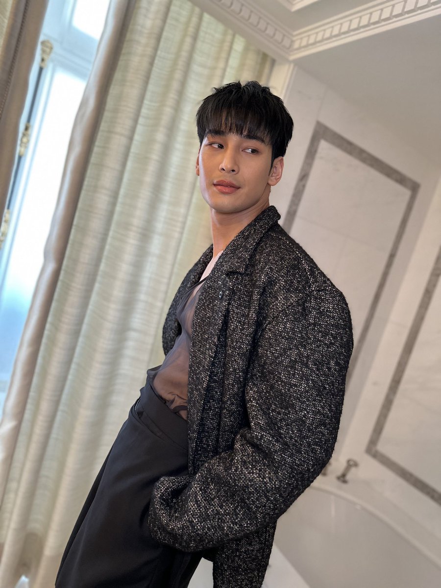 ElleMenThailand's tweet photo. เก็บตกลุคร่วมชมแฟชั่นโชว์ @Dior Spring/Summer 2024 Womenswear ของหนุ่ม @Nnattawin1 โดยอาโปมาในลุคจากคอลเล็กชั่น Fall/Winter 2023 Menswear พูดเลยว่าลุคนี้อาโปหล่อสุดๆ ! 

#ELLEMENreports
#DIORSS24xMileApo 
#MileApo #MilePhakphum #Nnattawin https://t.co/Jz13I44v7j