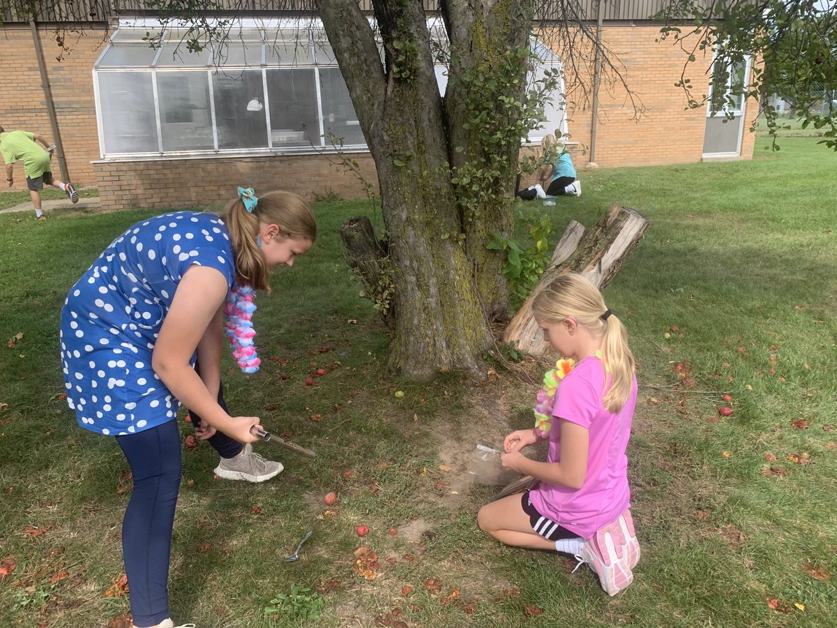 KimClancy7's tweet photo. Collecting soil samples to run tests on to identify type of soil. #glcsMS https://t.co/E63CCbWDYG