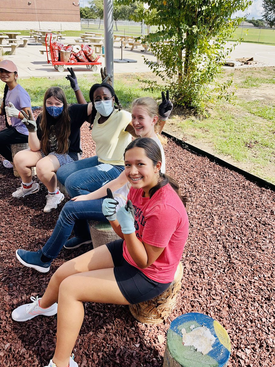 The Bobcat #NJHS spent Saturday morning making big strides to completing our #OutdoorClassroom giving teachers & students a different place to learn. Big thanks to @PearlandISD_EF for the grant! Thank you also to this wonderful team of students! ❤️💙🐾🪴 #GrantsInAction #Believe
