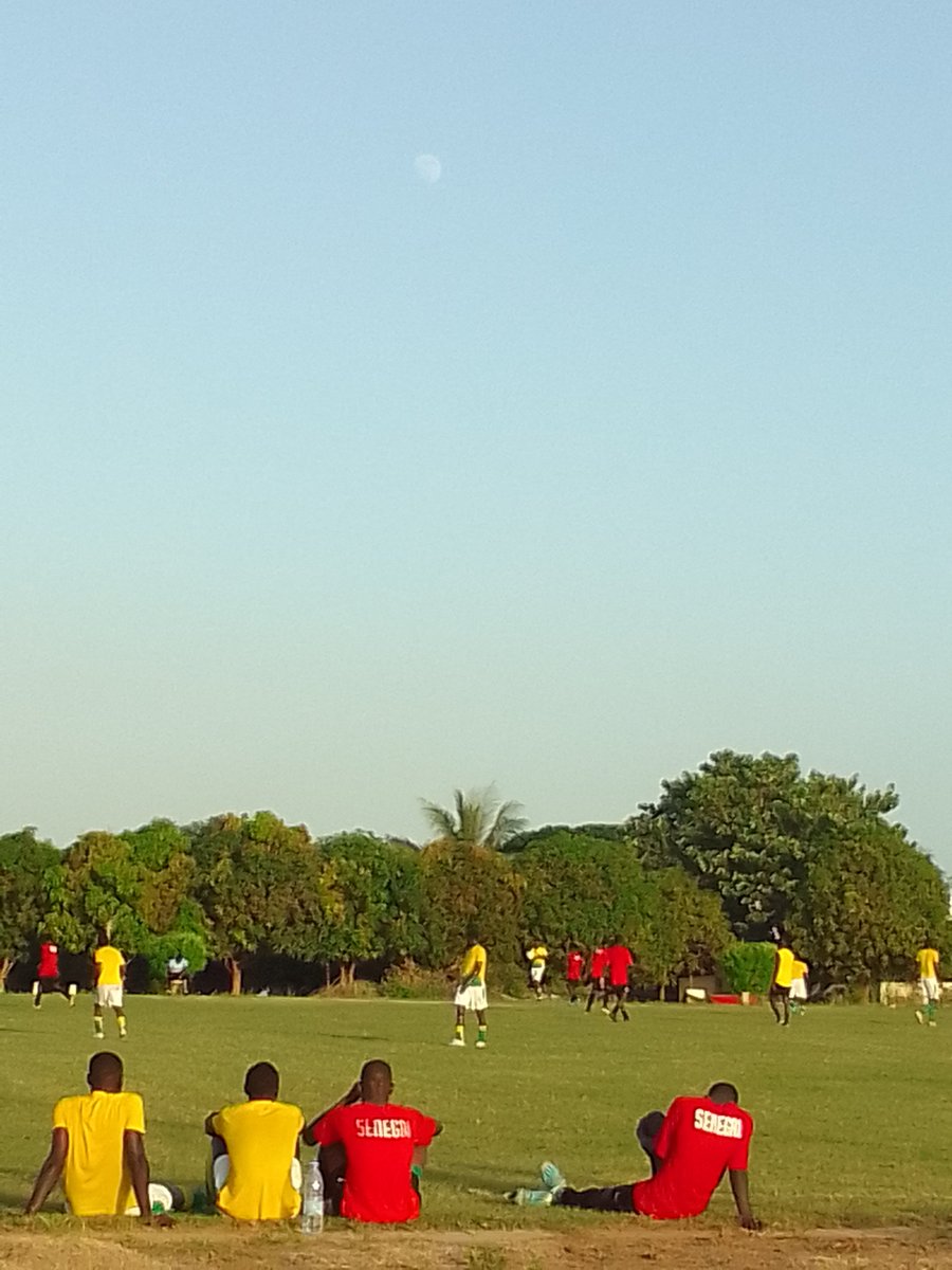 Visite au Centre d'entraînement Jules Bocandé (légende du foot sénégalais ) pour voir nos jeunes de Dakar Sacré-Coeur qui préparent la Coupe du Monde U17 en Indonesie. Superbe endroit 🤩