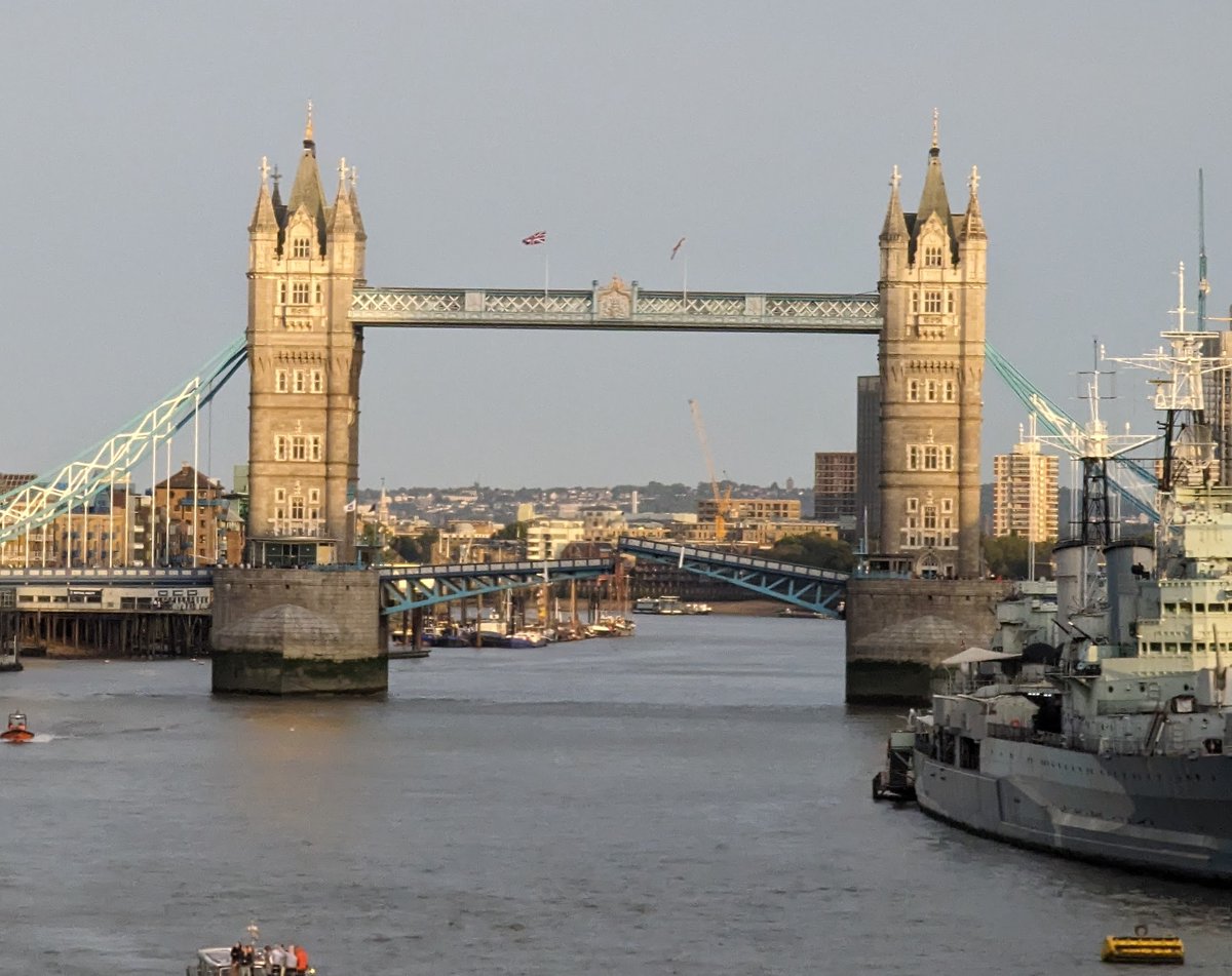 DeenarToraskar's tweet photo. Tower Bridge stuck open @TowerBridge @CityBridgeFndn
. https://t.co/jZtWtN6qe5