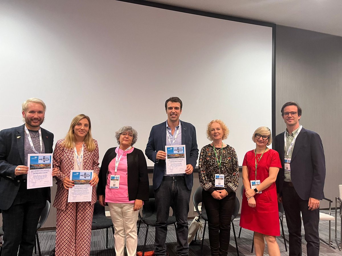 Nuestra recién estrenada adjunta, la Dra. Cuesta (<a href="/Gemmacc7/">Gemma Cuesta</a> ) recibiendo el premio a mejor comunicación por su trabajo sobre Delirium en el #Eugms23 enhorabuena compañera!!
